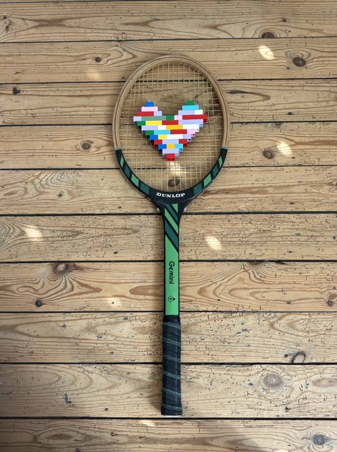 Raquette de tennis vintage en bois décorée d'un cœur en LEGO multicolore, décoration murale