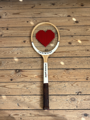 Raquette de tennis vintage en bois personnalisée avec un cœur en laine rouge