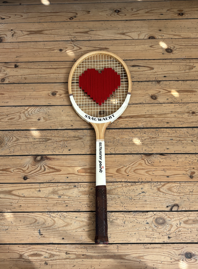 Raquette de tennis vintage en bois personnalisée avec un cœur en laine rouge