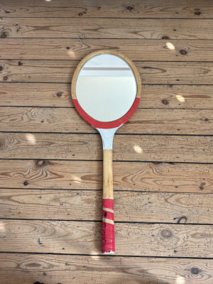 Raquette de tennis vintage en bois transformée en miroir mural